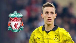nico-schlotterbeck-with-liverpool-badge (